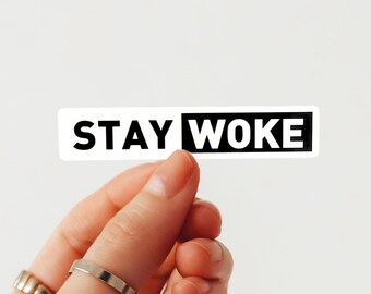 Naklejka winylowa Stay Woke – retro antytrumpowska polityczna naklejka winylowa, wycinana, łatwa do odklejenia, wersja mała