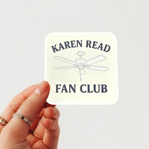 Puede incluir: Una pegatina cuadrada con el texto "KAREN READ FAN CLUB" en gris oscuro. La pegatina presenta un dibujo lineal de un ventilador de techo. El fondo es de color amarillo claro.