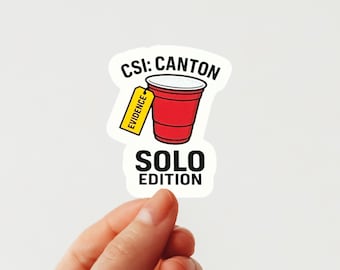 Naklejka CSI: Canton Solo Edition, Proces Karen Read, Naklejka winylowa na kubek z dowodami, Satyra na prawdziwe zbrodnie, Wycinana, łatwa do odklejenia naklejka