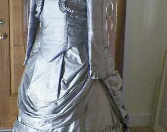 Zilveren zijde Victoriaanse drukte-jurk: custom steampunk-jurk