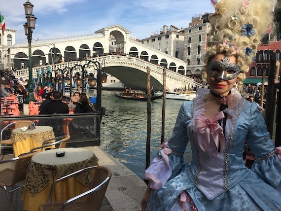 マリー・アントワネットのカスタムドレス：ブルーブロケードのロココ調