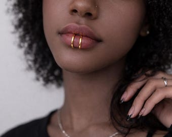 Piercing labial falso de pressão (2 peças) sem perfuração, estilo labret, com dupla faixa, em aço inoxidável, joia gótica alternativa e moderna.