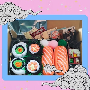 Japanisch inspirierte Geschenkbox - Sushi-Socken, japanische Aufkleber, Sanrio-Überraschungstaschen, Bento Box Schlüsselanhänger - Süßes & einzigartiges Geschenk für Japan-Liebhaber!