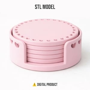 Puede incluir: Un juego de seis posavasos rosas con un soporte a juego. Los posavasos son redondos con un diseño en forma de corazón alrededor del borde. El soporte tiene recortes de corazón. El texto en la imagen dice "STL MODEL" y "DIGITAL PRODUCT".