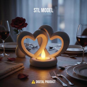Può includere: Un portacandele bianco a forma di cuore con una candela LED tremolante. Il design presenta due cuori intrecciati. Le parole "STL MODEL" e "DIGITAL PRODUCT" sono visibili. Il portacandele è su un tavolo di legno, con calici di vino e una rosa sullo sfondo.