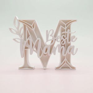 Op de afbeelding: Een rustiek houten bord met de tekst "Welcome to our home" in een handgeschreven stijl. Het bord heeft een verweerde afwerking en een eenvoudig, uitnodigend ontwerp, ideaal voor entree decoratie.