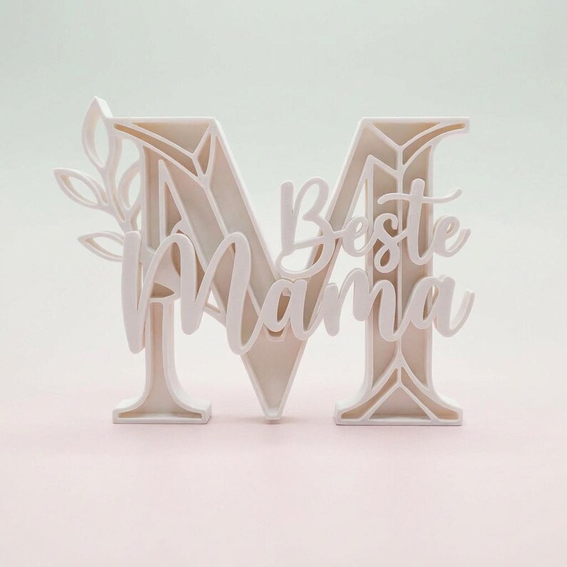 Op de afbeelding: Een rustiek houten bord met de tekst "Welcome to our home" in een handgeschreven stijl. Het bord heeft een verweerde afwerking en een eenvoudig, uitnodigend ontwerp, ideaal voor entree decoratie.