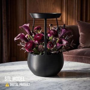 Könnte beinhalten: Ein schwarzer Blumenarrangementhalter aus Metall mit rundem Sockel und oberer Ablage, gefüllt mit tiefvioletten Calla-Lilien und burgunderfarbenen Blumen. Die Worte "STL MODEL" und "DIGITAL PRODUCT" sind unten aufgedruckt.