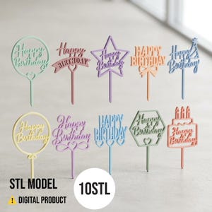 Op de afbeelding: Een verzameling kleurrijke taarttoppers met de tekst "Happy Birthday" in verschillende lettertypen en vormen. De toppers zijn in pastelkleuren, waaronder groen, roze, paars en geel. De tekst "STL MODEL" en "DIGITAL PRODUCT" is ook aanwezig.