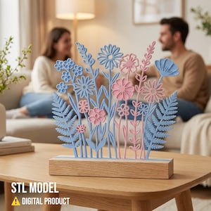 Op de afbeelding: Een decoratieve bloemensculptuur in pastelblauw en roze, gemonteerd op een houten voet. Het ontwerp bevat verschillende bloem- en bladvormen. De tekst "STL MODEL" en "DIGITAL PRODUCT" staat onderaan. De sculptuur staat op een houten tafel.