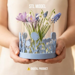 Puede incluir: Un jarrón de vidrio transparente con un diseño floral azul claro alrededor de la base, lleno de flores moradas, blancas y azules. El texto "STL MODEL" está en la parte superior y "DIGITAL PRODUCT" en la inferior.