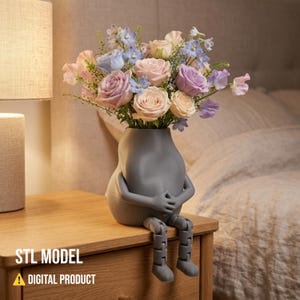Può includere: Un vaso grigio a forma di persona, con un bouquet di rose pastello e altri fiori. Il vaso è appoggiato su un comodino di legno. Il testo "STL MODEL" e "DIGITAL PRODUCT" è visibile.