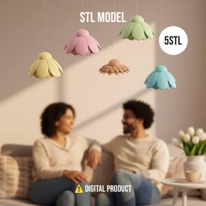 Könnte beinhalten: Fünf blütenförmige Pendelleuchten in Pastelltönen wie Rosa, Gelb, Grün, Braun und Blau. Der Text "STL MODEL" und "5STL" sind sichtbar. Der Text "DIGITAL PRODUCT" ist ebenfalls im Bild enthalten.