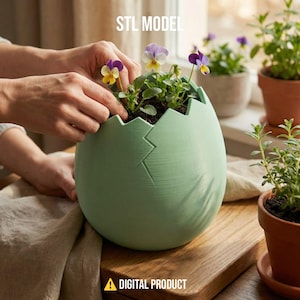 Puede incluir: Una maceta en forma de huevo verde claro con un diseño agrietado, llena de tierra y pequeñas flores de pensamiento moradas y amarillas. La maceta está sobre una superficie de madera. El texto en la imagen dice "STL MODEL" y "DIGITAL PRODUCT".
