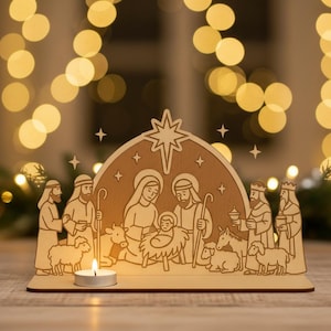 Puede incluir: Un belén de madera con figuras de María, José y los Reyes Magos. La escena incluye una vela encendida en frente, con un fondo borroso de luces cálidas.