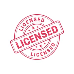 Könnte beinhalten: Ein roter und weißer runder Stempel mit dem Wort "LICENSED" in einem kreisförmigen Muster. Ein rechteckiger Stempel mit dem Wort "LICENSED" verläuft diagonal durch die Mitte. Der Stempel hat einen Used-Look.