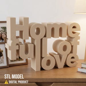 K&ouml;nnte beinhalten: Ein hellbraunes Holzschild mit dem Schriftzug "Home full of love" in einer gestapelten Anordnung. Das Schild steht auf einer Holzoberfl&auml;che. Der Text "STL MODEL" und "DIGITAL PRODUCT" sind unten zu sehen.