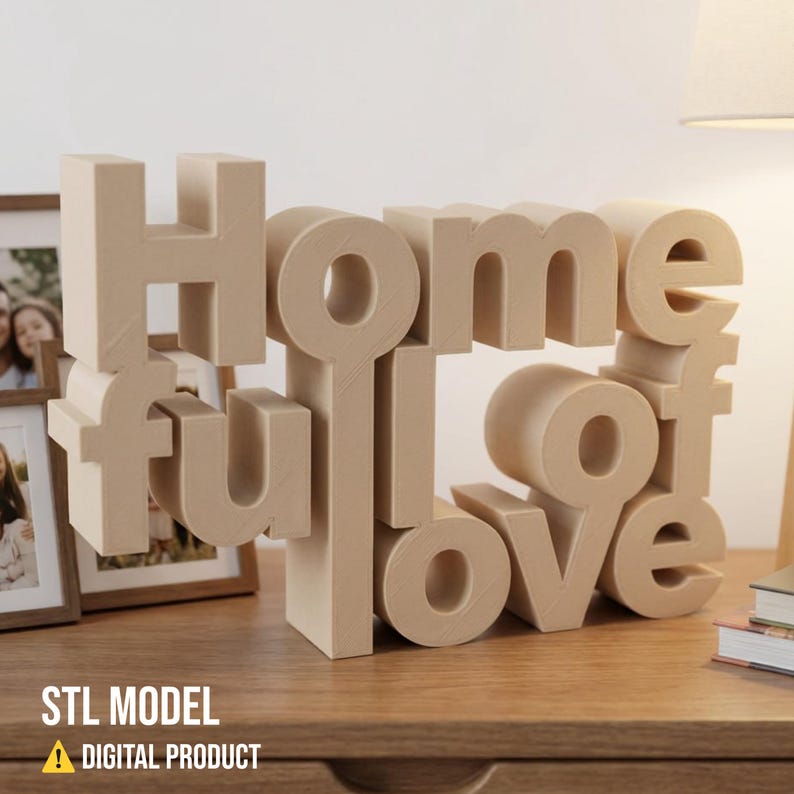 K&ouml;nnte beinhalten: Ein hellbraunes Holzschild mit dem Schriftzug "Home full of love" in einer gestapelten Anordnung. Das Schild steht auf einer Holzoberfl&auml;che. Der Text "STL MODEL" und "DIGITAL PRODUCT" sind unten zu sehen.