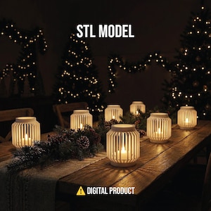 Op de afbeelding: Een houten tafel is versierd met witte kaarslantaarns, dennenappels en groen. De lantaarns zijn cilindrisch met verticale lamellen, elk met een brandende kaars. De tekst "STL MODEL" en "DIGITAL PRODUCT" zijn zichtbaar.