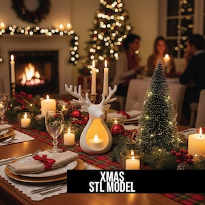 Puede incluir: Una mesa navideña festiva con un candelabro blanco en forma de ciervo, un pequeño árbol de Navidad y velas encendidas. La mesa está decorada con un camino de mesa a cuadros rojos y verdes, cargadores dorados y servilletas atadas con cintas rojas. El texto "XMAS STL MODEL" está en la parte inferior.