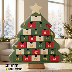 Puede incluir: Un calendario de adviento con forma de árbol de Navidad que cuenta con veinticuatro cajones pequeños en colores rojo, verde y crema, numerados del 1 al 24 en dorado. El árbol está coronado por una estrella crema y tiene un lazo rojo.