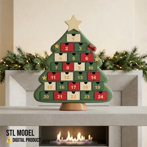 Könnte beinhalten: Ein grüner Adventskalender in Tannenbaumform mit vierundzwanzig nummerierten Schubladen in Rot, Grün und Creme. Der Baum ist mit einem goldenen Stern gekrönt und mit kleinen goldenen Sternen sowie einer roten Schleife verziert. Text unten: STL MODEL DIGITAL PRODUCT.