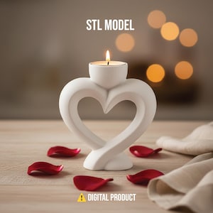 Puede incluir: Un portavelas blanco en forma de corazón con una vela encendida, rodeado de pétalos de rosa rojos. El texto "STL MODEL" está en la parte superior y "! DIGITAL PRODUCT" en la parte inferior. El portavelas está sobre una superficie de madera.