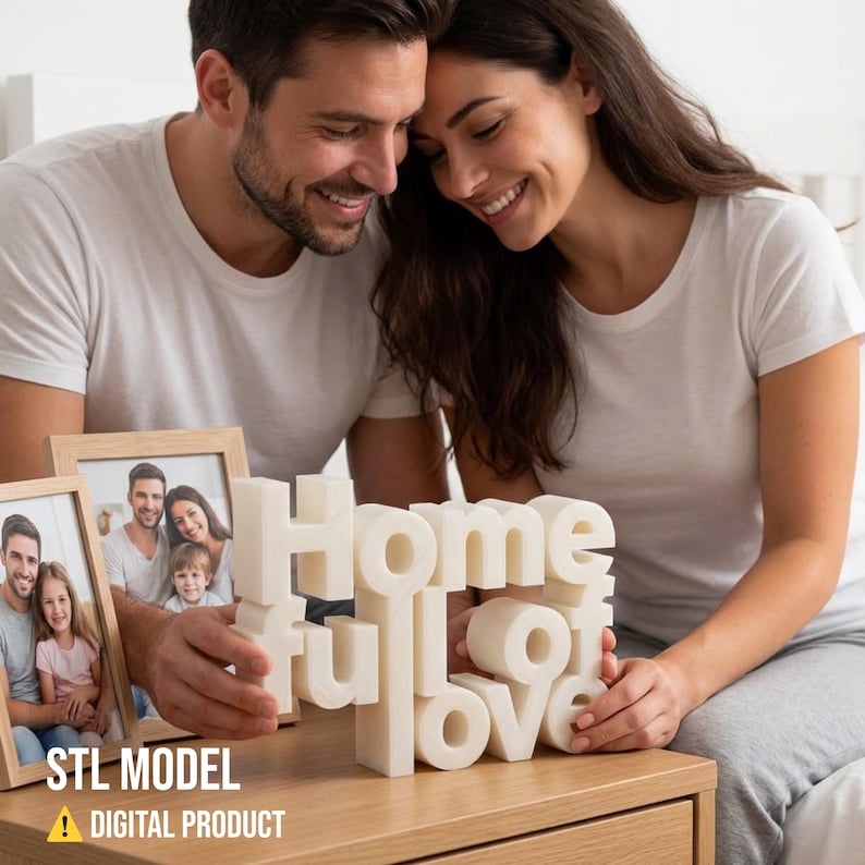 K&ouml;nnte beinhalten: Eine cremefarbene, 3D-gedruckte Skulptur mit der Aufschrift "Home full of love" steht auf einem Nachttisch aus Holz. Zwei gerahmte Familienfotos befinden sich links. Ein Paar l&auml;chelt und betrachtet die Skulptur. Der Text "STL MODEL" und "DIGITAL PRODUCT" sind sichtbar.