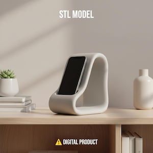 Puede incluir: Un soporte para teléfono gris claro con un diseño curvo, que sostiene un teléfono inteligente negro. El soporte está sobre una superficie de madera, con el texto "STL MODEL" y "DIGITAL PRODUCT" visible. Una pequeña planta y un jarrón blanco también están en la imagen.