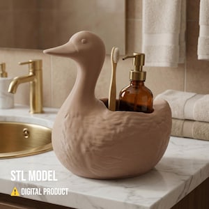 Peut inclure: Un organiseur de salle de bain en forme de canard beige. Il contient une brosse à dents et une bouteille en verre marron avec une pompe dorée. Le texte "STL MODEL" et "DIGITAL PRODUCT" sont visibles.