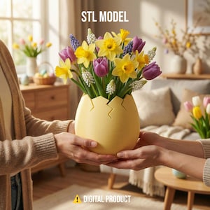 Puede incluir: Un jarrón amarillo en forma de huevo con un diseño agrietado, lleno de narcisos amarillos, tulipanes morados y flores blancas. El jarrón es sostenido por dos personas. El texto en la imagen dice "STL MODEL" y "DIGITAL PRODUCT".