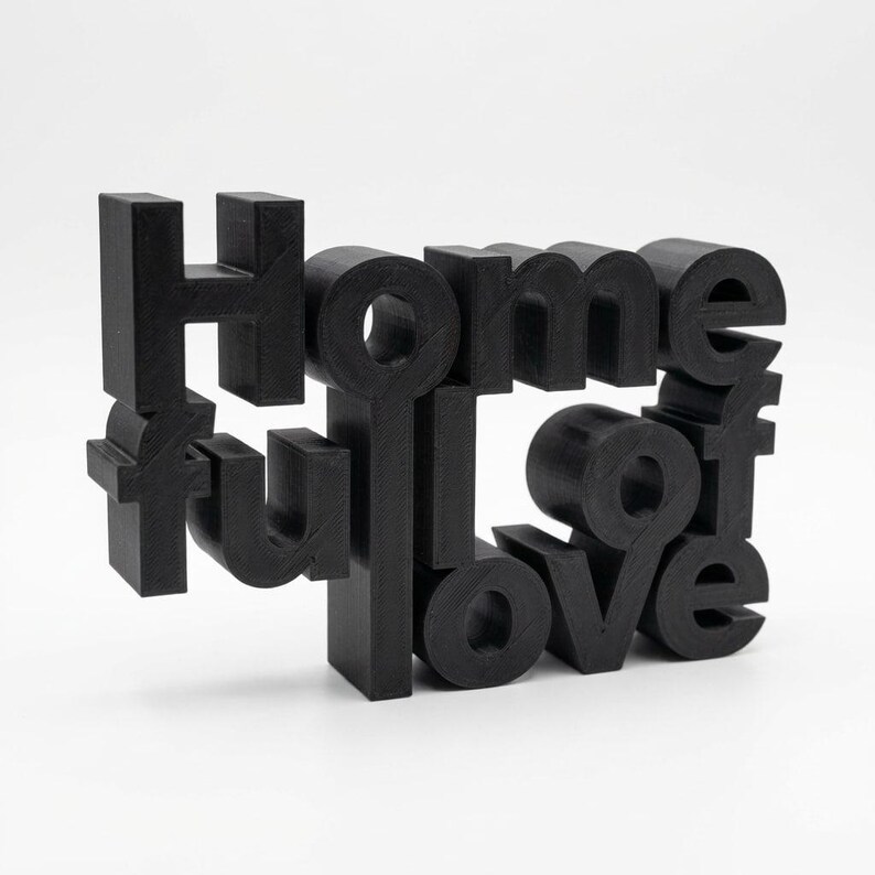 K&ouml;nnte beinhalten: Rustikales Holzschild mit dem Text "Welcome to our home" in wei&szlig;er Schrift. Das Schild hat eine Used-Optik und ein schlichtes, einladendes Design, perfekt f&uuml;r eine Veranda oder einen Eingangsbereich.