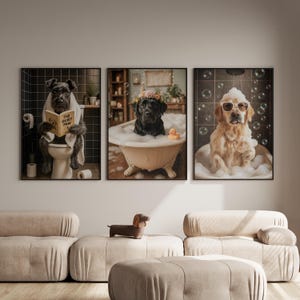 Puede incluir: Tres impresiones artísticas enmarcadas de perros. La primera muestra un perro en un inodoro leyendo "The Quiet Paw". La segunda muestra un perro en una bañera. La tercera muestra un perro en una ducha con gafas de sol. Las impresiones están sobre un sofá beige.