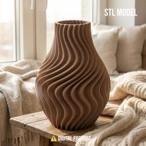 Può includere: Un vaso marrone con un design ondulato e strutturato. Il vaso ha una forma cilindrica con una base ampia e una parte superiore svasata. Il testo "STL MODEL" è visibile, e "DIGITAL PRODUCT" è in basso. Il vaso è su un tavolo di legno.