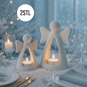 Może przedstawiać: Dwa białe ceramiczne świeczniki w kształcie aniołów z zapalonymi świeczkami typu tealight. Anioły mają rozłożone skrzydła i wycięcie pośrodku do trzymania świecy. Tło to zaśnieżona sceneria ze świecą w szklanym świeczniku i tekstem "2STL".