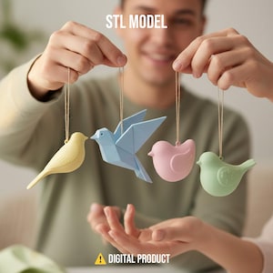 Può includere: Quattro ornamenti a forma di uccello dai colori pastello sospesi con spago. Gli uccelli sono gialli, azzurri, rosa e verdi. Il testo "STL MODEL" è in alto e "DIGITAL PRODUCT" in basso. Probabilmente decorazioni stampate in 3D.