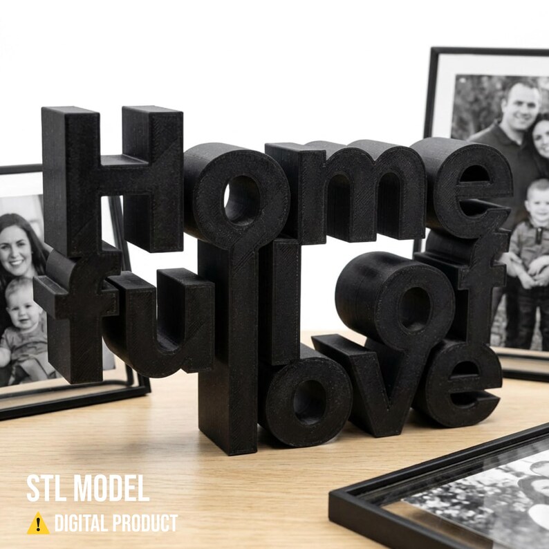 K&ouml;nnte beinhalten: Schwarzes 3D-gedrucktes Schild mit der Aufschrift "Home full of love" auf einer Holzoberfl&auml;che. Das Schild steht vor gerahmten Familienfotos. Die W&ouml;rter sind verbunden und haben eine moderne, kantige Schriftart. Der Text "STL MODEL ! DIGITAL PRODUCT" befindet sich unten links.