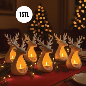 Op de afbeelding: Zes witte keramische rendierkaarsenhouders met brandende theelichtjes erin, gerangschikt op een rode tafelkleed. De rendieren hebben gedetailleerde geweien en een uitsparing voor de kaars. De achtergrond bevat een kerstboom met lichtjes en de tekst "1STL".