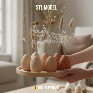 Può includere: Un vassoio di legno espone sei piccoli vasi a forma di uovo, nei toni del beige e del terracotta, ciascuno con fiori ed erbe secche. I vasi presentano dettagli a coste verticali. Il testo "STL MODEL" e "DIGITAL PRODUCT" sono visibili.