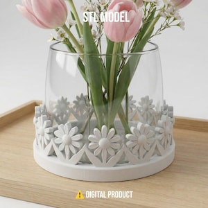 Könnte beinhalten: Eine klare Glasvase mit weißer, gänseblümchenförmiger Basis hält rosa Tulpen und weiße Blüten. Die Vase steht auf einem hellen Holztablett. Der Text "STL MODEL" ist sichtbar. Der Text "DIGITAL PRODUCT" befindet sich unten.