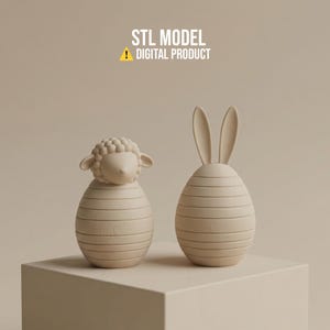Op de afbeelding: Twee beige houten paasei-beeldjes, een met een schapenkop en de andere met konijnenoren, staan op een witte kubus. De tekst "STL MODEL! DIGITAL PRODUCT" staat bovenaan. De beeldjes zijn van hout en hebben horizontale lijnen.
