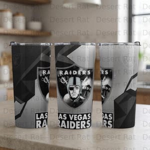 以下が含まれることがあります： ラスベガス・レイダースのロゴが入ったステンレス製のタンブラー3個セット。チームのロゴ、フットボール選手の画像、そして「LAS VEGAS RAIDERS」の文字が白黒でデザインされています。タンブラーには黒い蓋が付いています。
