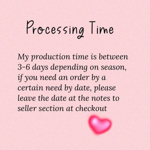 Puede incluir: Fondo rosa con el texto "Processing Time" en escritura manuscrita. El texto indica un tiempo de producci&oacute;n de 3-6 d&iacute;as y que se especifique la fecha de entrega deseada. Un coraz&oacute;n rosa en la parte inferior.