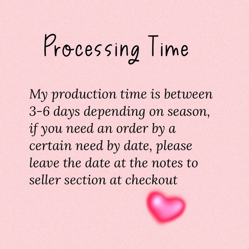 Puede incluir: Fondo rosa con el texto "Processing Time" en escritura manuscrita. El texto indica un tiempo de producci&oacute;n de 3-6 d&iacute;as y que se especifique la fecha de entrega deseada. Un coraz&oacute;n rosa en la parte inferior.