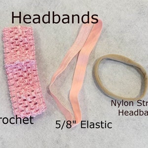 Puede incluir: Una variedad de diademas en varios estilos. Se muestra una diadema de ganchillo rosa, una banda el&aacute;stica rosa claro de 1,6 cm y una diadema el&aacute;stica de nailon color canela. La palabra "Headbands" est&aacute; escrita en la parte superior de la imagen.