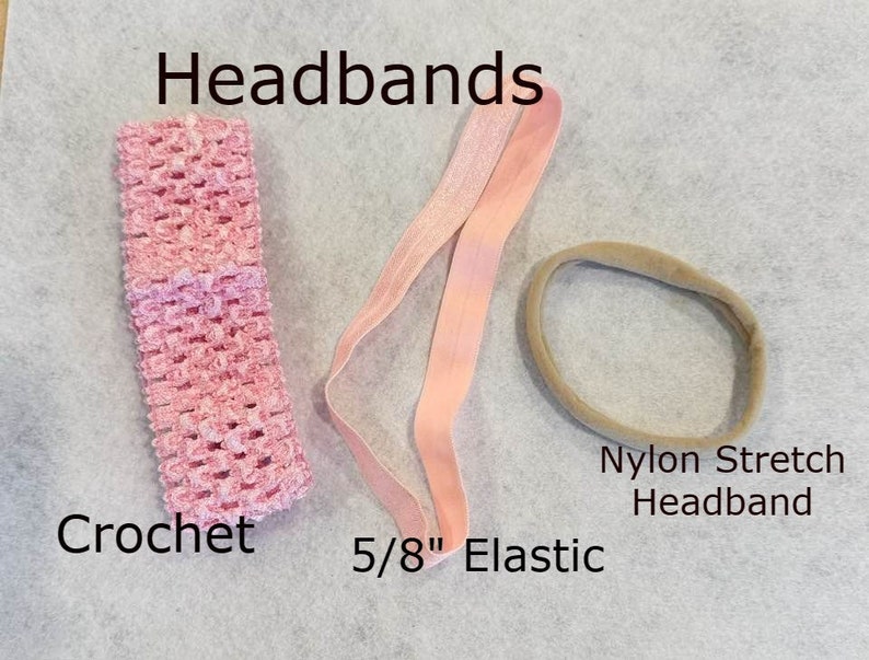 Puede incluir: Una variedad de diademas en varios estilos. Se muestra una diadema de ganchillo rosa, una banda el&aacute;stica rosa claro de 1,6 cm y una diadema el&aacute;stica de nailon color canela. La palabra "Headbands" est&aacute; escrita en la parte superior de la imagen.