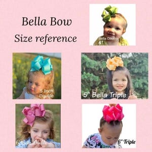 Pu&ograve; includere: Immagine che mostra i riferimenti alle dimensioni degli accessori per capelli Bella Bow. L'immagine include foto di bambini che indossano fiocchi di varie dimensioni, inclusi fiocchi da 10 cm, 13 cm e 15 cm. I fiocchi sono disponibili in diversi stili e colori.