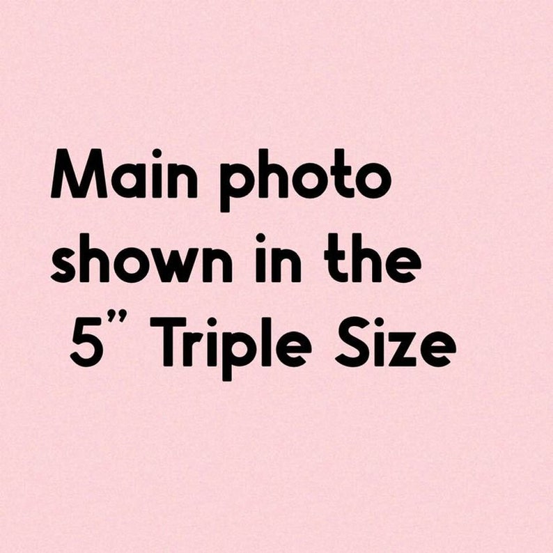 Może przedstawiać: Obraz zawiera tekst "Main photo shown in the 5" Triple Size" w czarnym kolorze na jasnor&oacute;żowym tle. Tekst jest wyśrodkowany i czytelny.