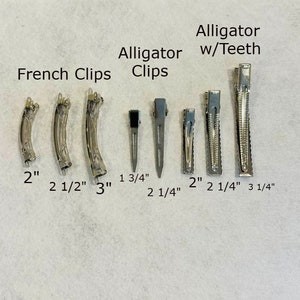 Puede incluir: Una colecci&oacute;n de pinzas para el cabello, que incluye pinzas francesas, pinzas de cocodrilo y pinzas de cocodrilo con dientes. Las pinzas var&iacute;an en tama&ntilde;o, midiendo la m&aacute;s larga 8,26 cm. La imagen incluye etiquetas de texto para cada tipo de pinza y sus longitudes.