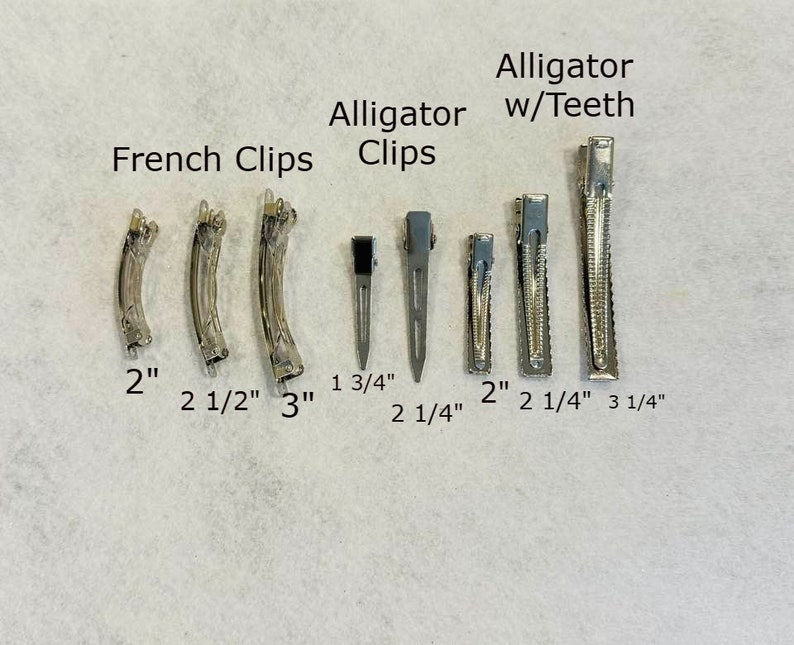 Puede incluir: Una colecci&oacute;n de pinzas para el cabello, que incluye pinzas francesas, pinzas de cocodrilo y pinzas de cocodrilo con dientes. Las pinzas var&iacute;an en tama&ntilde;o, midiendo la m&aacute;s larga 8,26 cm. La imagen incluye etiquetas de texto para cada tipo de pinza y sus longitudes.